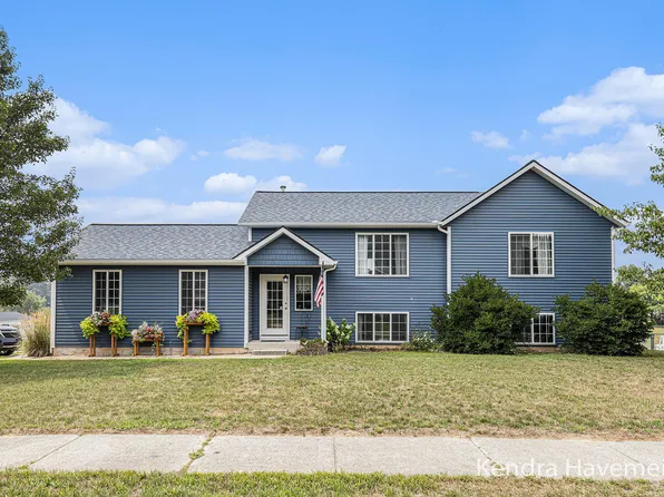 7045 Shalimar Dr NE, Comstock Park, MI 49321