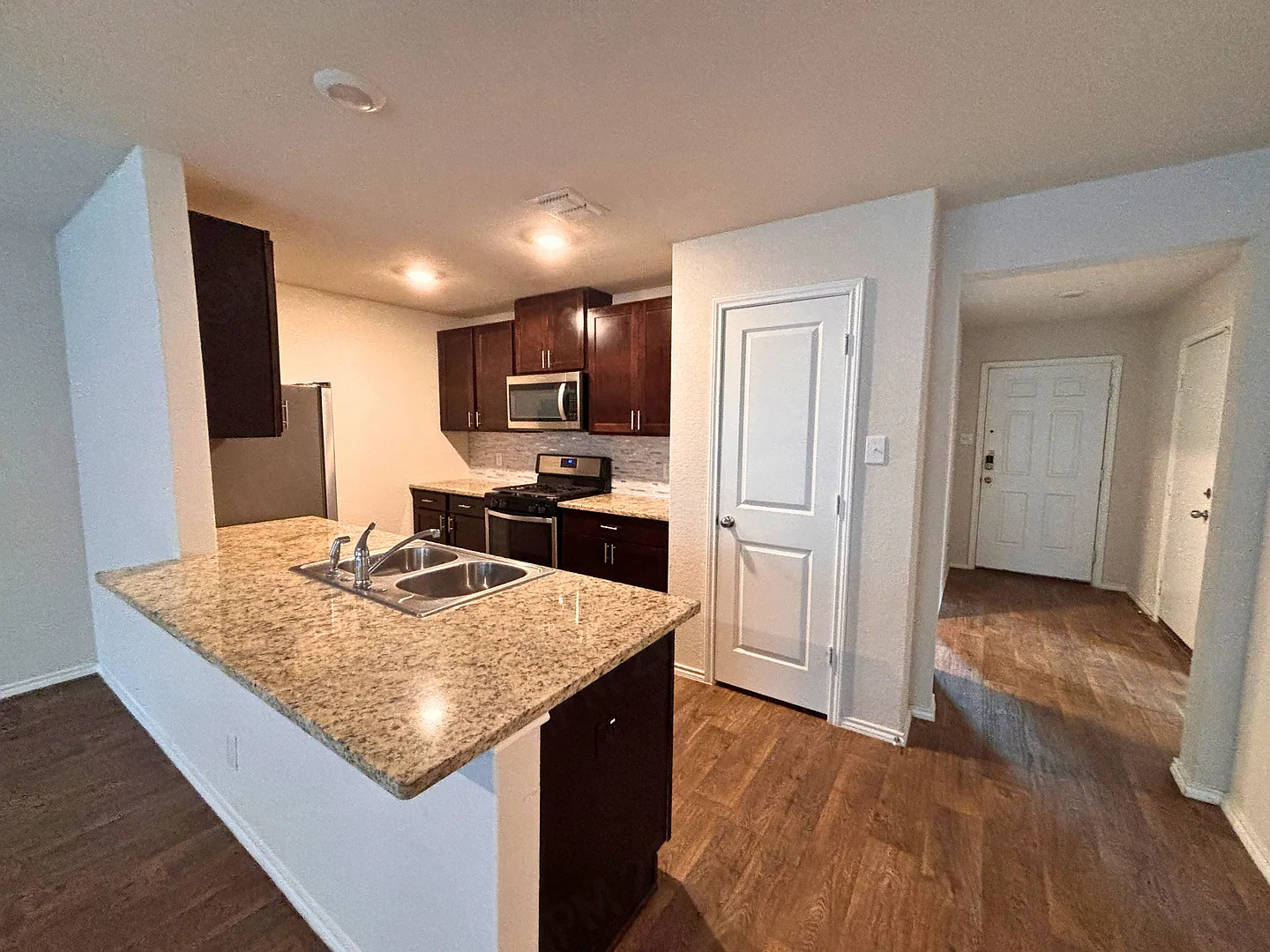 Move-In Special. 1 Month Free Rent with a 12-month lease — Photo 4