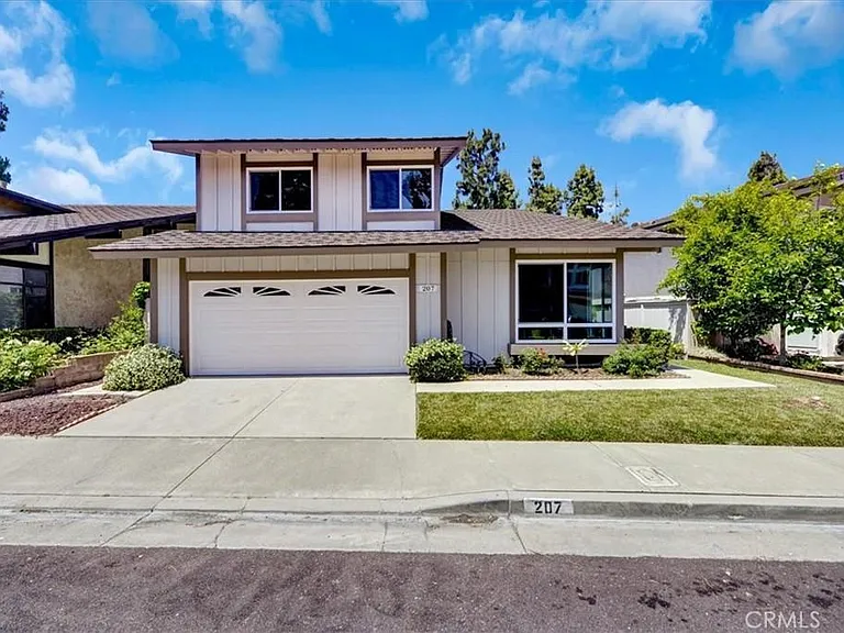 207 Saddle Dr — Photo 3