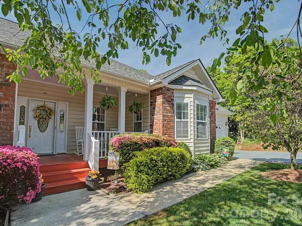 606 Carriage Commons Dr, Hendersonville, NC 28791