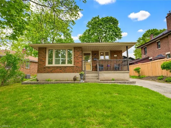 28 Ridgewood Dr, Brantford, ON N3R 1A3