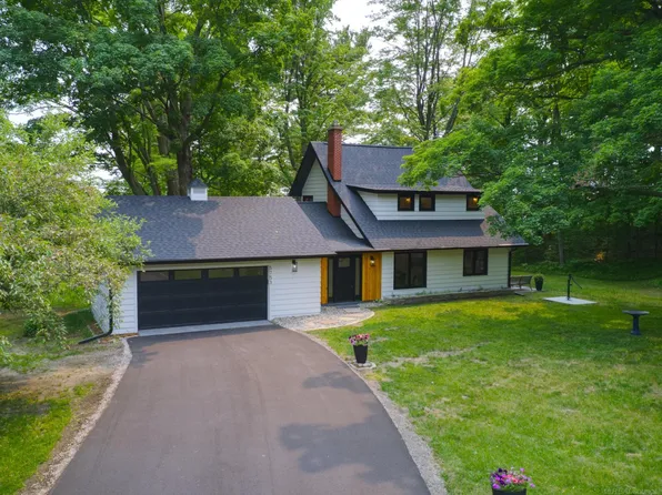 5753 Pennington Dr, Beulah, MI 49617