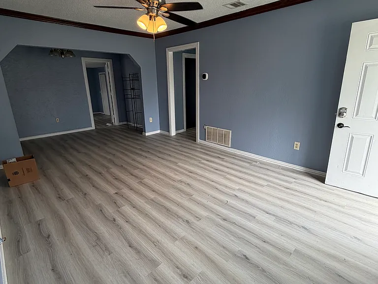 1227 W Ave E — Photo 2