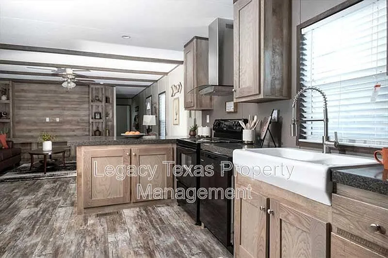 3 bed, 2.0 bath, 1191 sqft, $1,350 — Photo 3