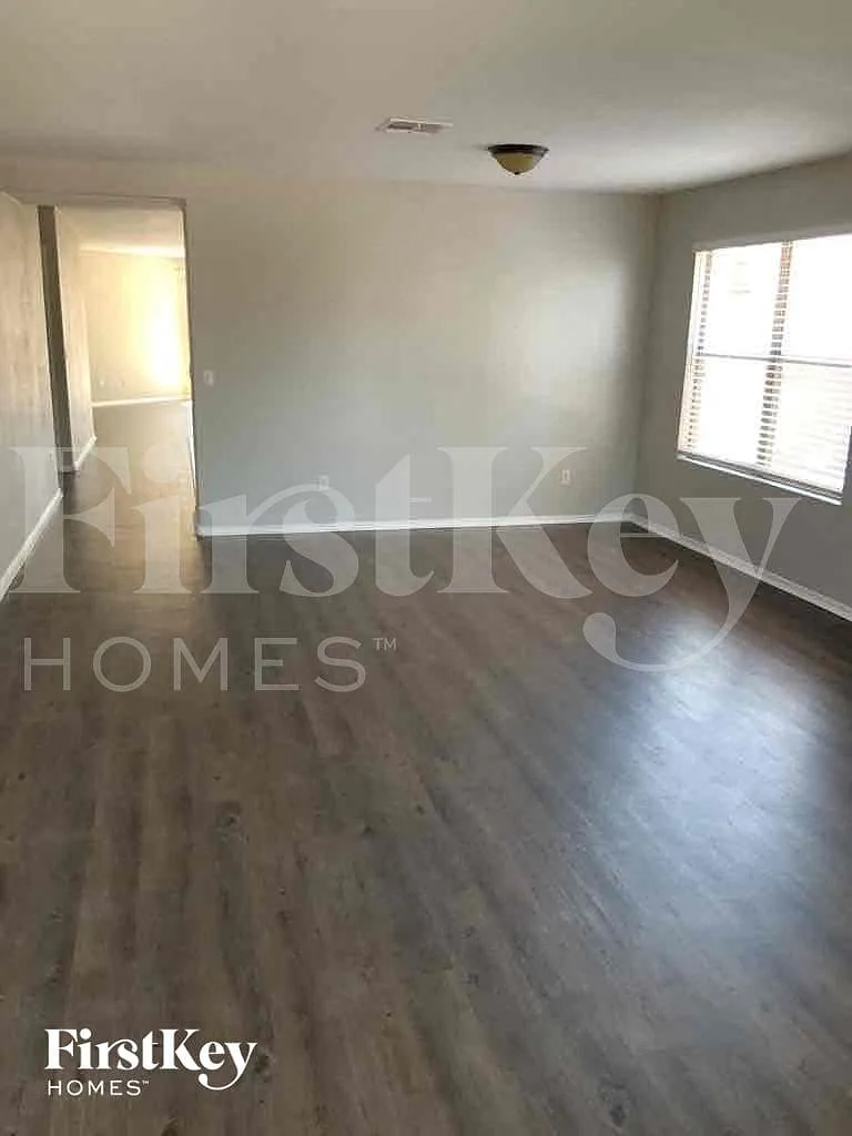 4 bed, 2.0 bath, 1978 sqft, $2,310 — Photo 2