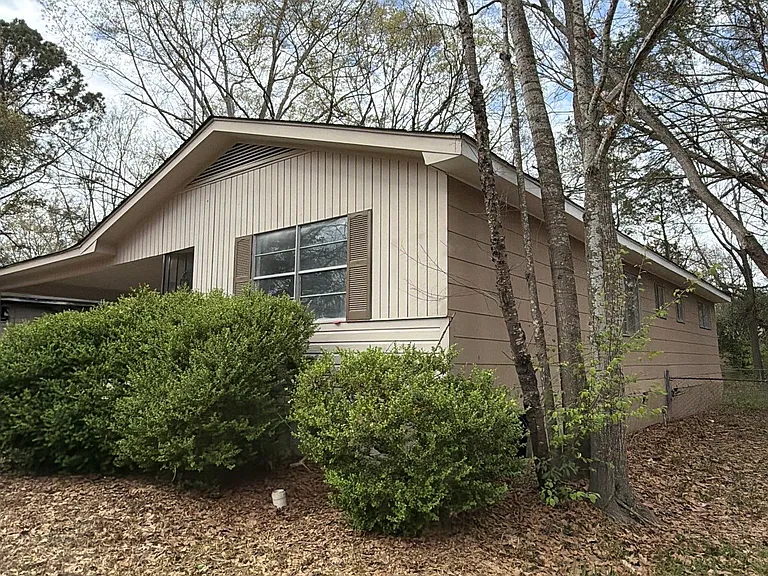 228 Catalina Cir — Photo 3