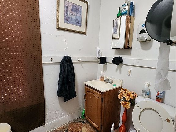 4th image of 245 Adams St