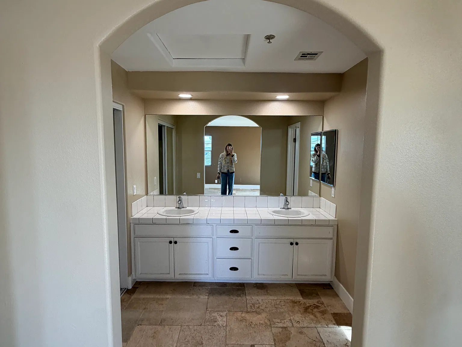 4 bed, 2225 sqft, $5,000 — Photo 2