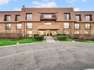 3950 Dundee Rd APT 104B, Northbrook, IL 60062
