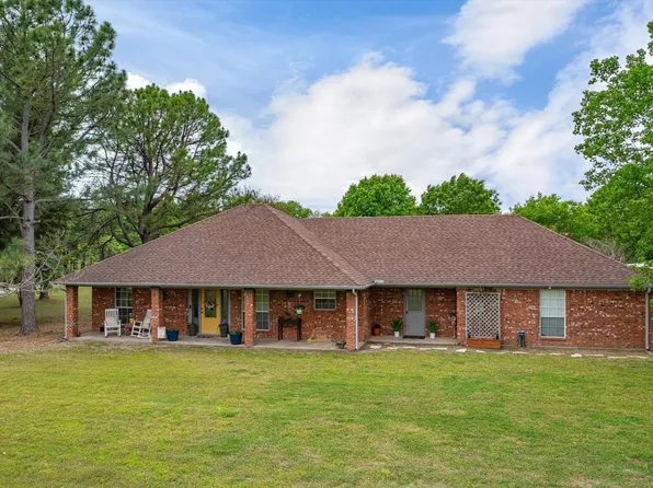 1701 Oakridge Trl, Bridgeport, TX 76426