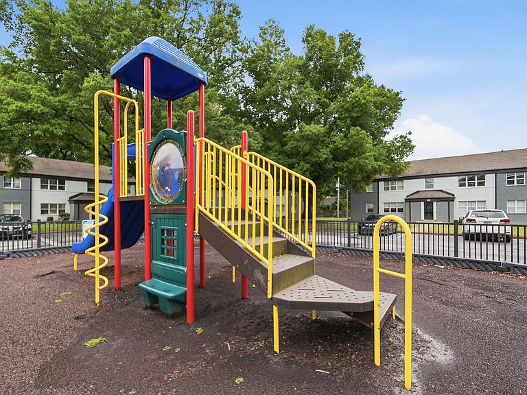 Millington Oaks Apartments — Photo 9