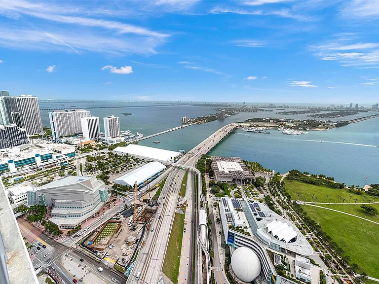 1100 Biscayne Blvd #5705 — Photo 30