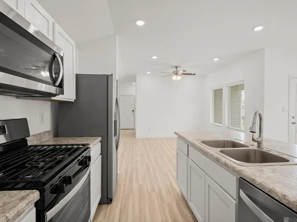 1206 E Saint Charles St, Gonzales, LA 70737