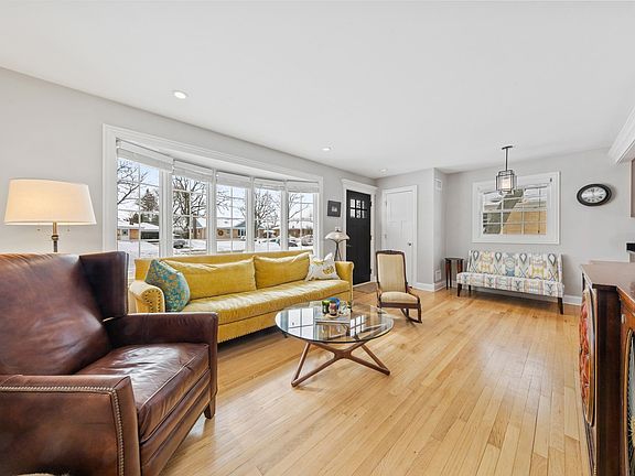 Super sunny, hardwood floors, open floorpan