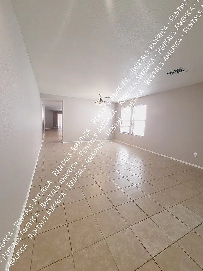 *Get 2 weeks free rent with a signed 12 month lease!* — Photo 2
