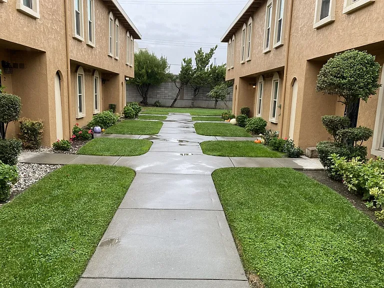 Spacious Townhome in Desirable Fairfield Area — Photo 2