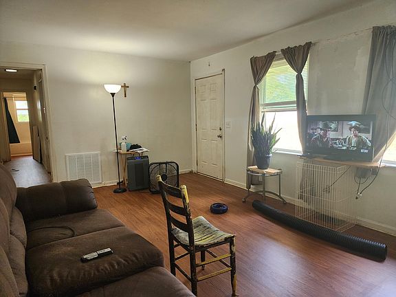 4th image of 208 Edgewood Drive