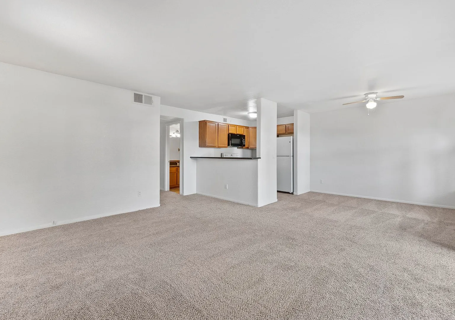 Bright 3-Bedroom Condo in The Lakes with Community Pool & Spa! — Photo 3