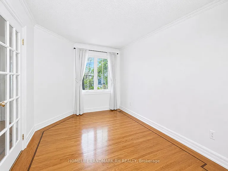 101 Pentland Cres — Photo 2