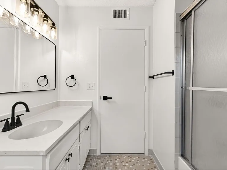 325 Cambout St — Photo 17