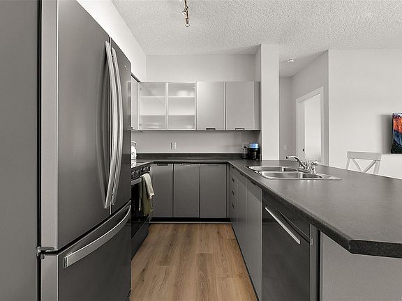 5th image of 870 Short St #419