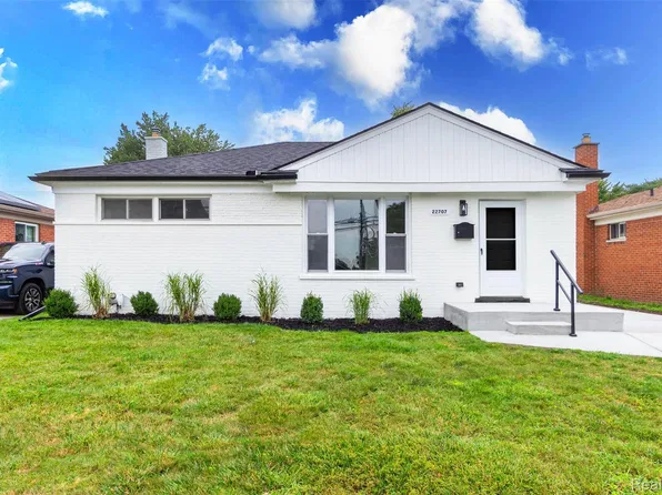 22707 Playview St, Saint Clair Shores, MI 48082
