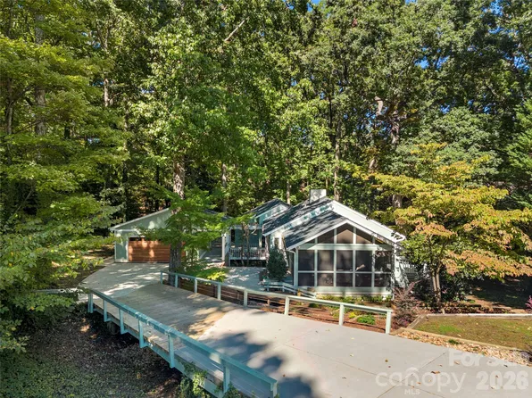 6 Oakwood Ct, Lake Wylie, SC 29710