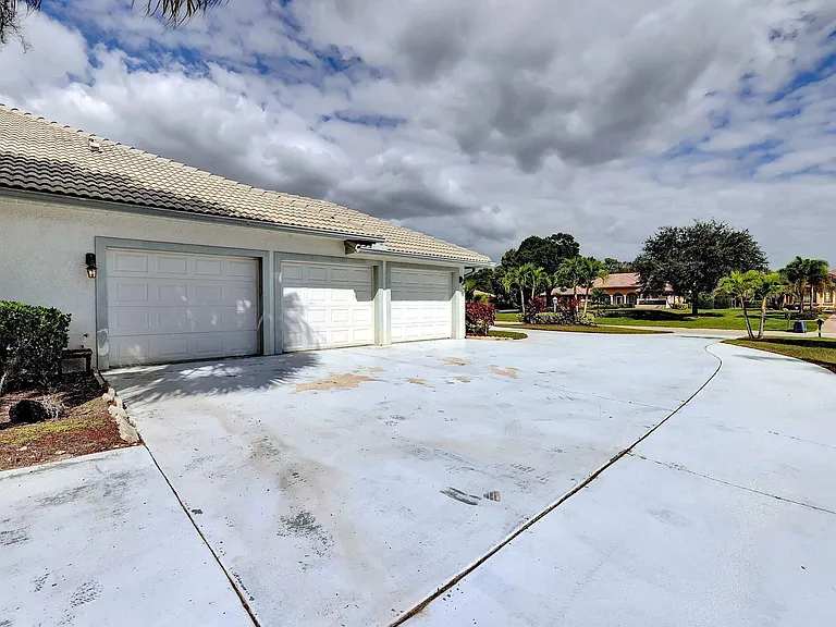 8028 Plantation Lakes Dr — Photo 52