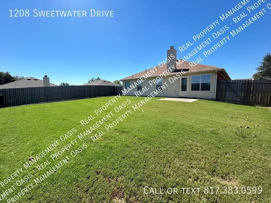 Exquisite 3 bedroom 2 bathroom home in a beautiful Burleson neighborhood. — Photo 4