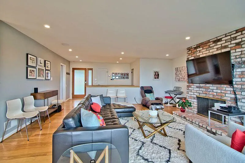 3 bed, 2100 sqft, $5,900 — Photo 3