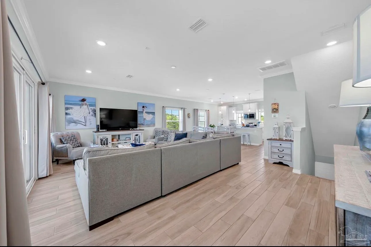 3 bed, 2.5 bath, 1712 sqft, $3,600 — Photo 2