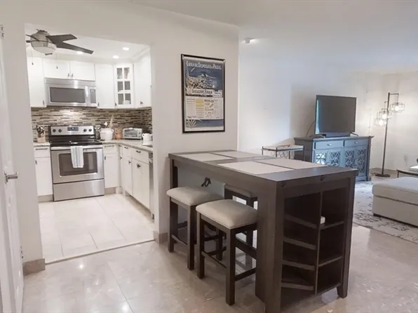 1321 Worcester Rd APT 204, Framingham, MA 01701