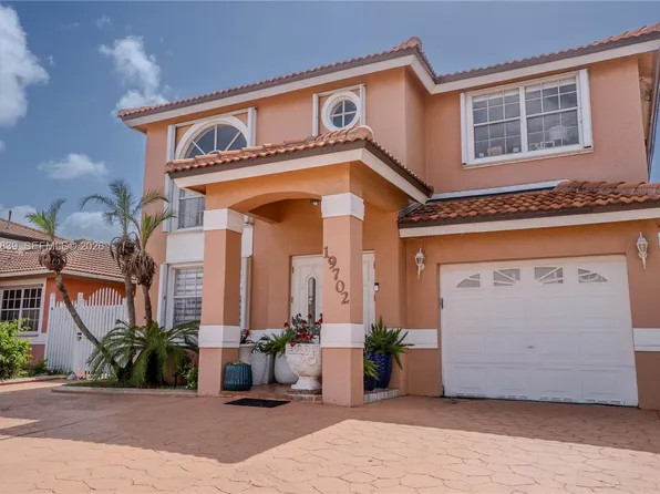 19702 NW 84th Pl, Hialeah, FL 33015