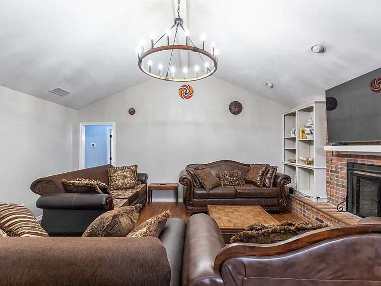 857 Chaucer Dr — Photo 4
