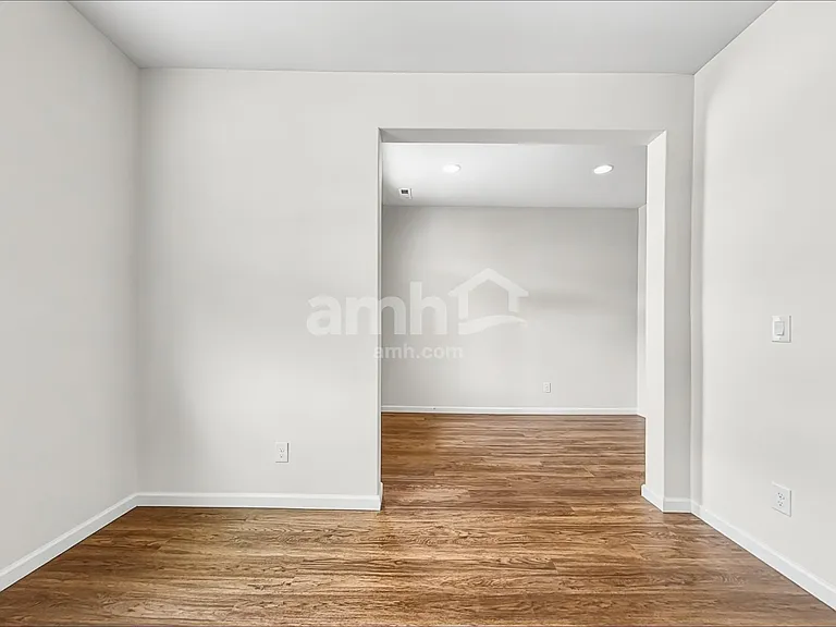 245 Iris Ln — Photo 5