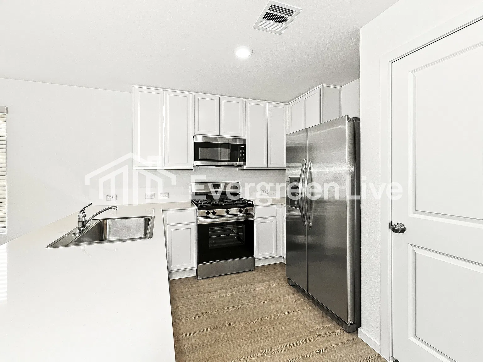 4 bed, 2.5 bath, 1891 sqft, $1,645 — Photo 4