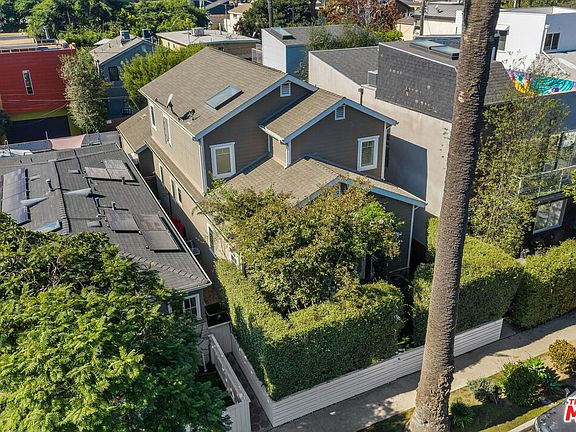 4th image of 2611 Beach Ave