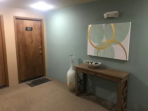 West Facing Corner Apartment w/ In-Unit Washer/Dryer! — Photo 3