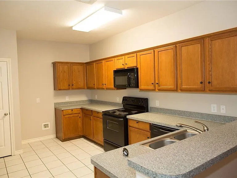 2410 S Forest Hls — Photo 14