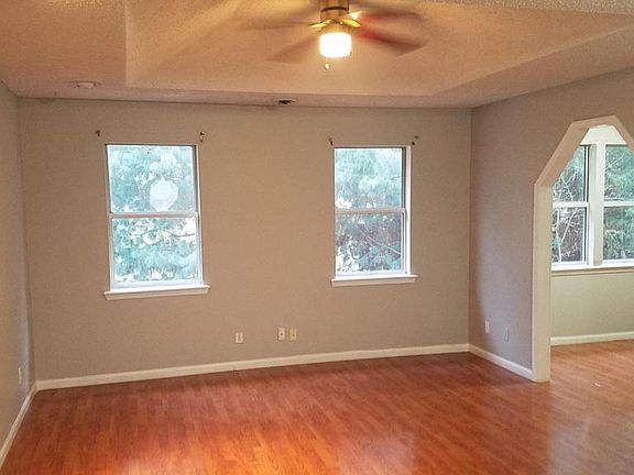 4th image of 811 SW Hereford Dr