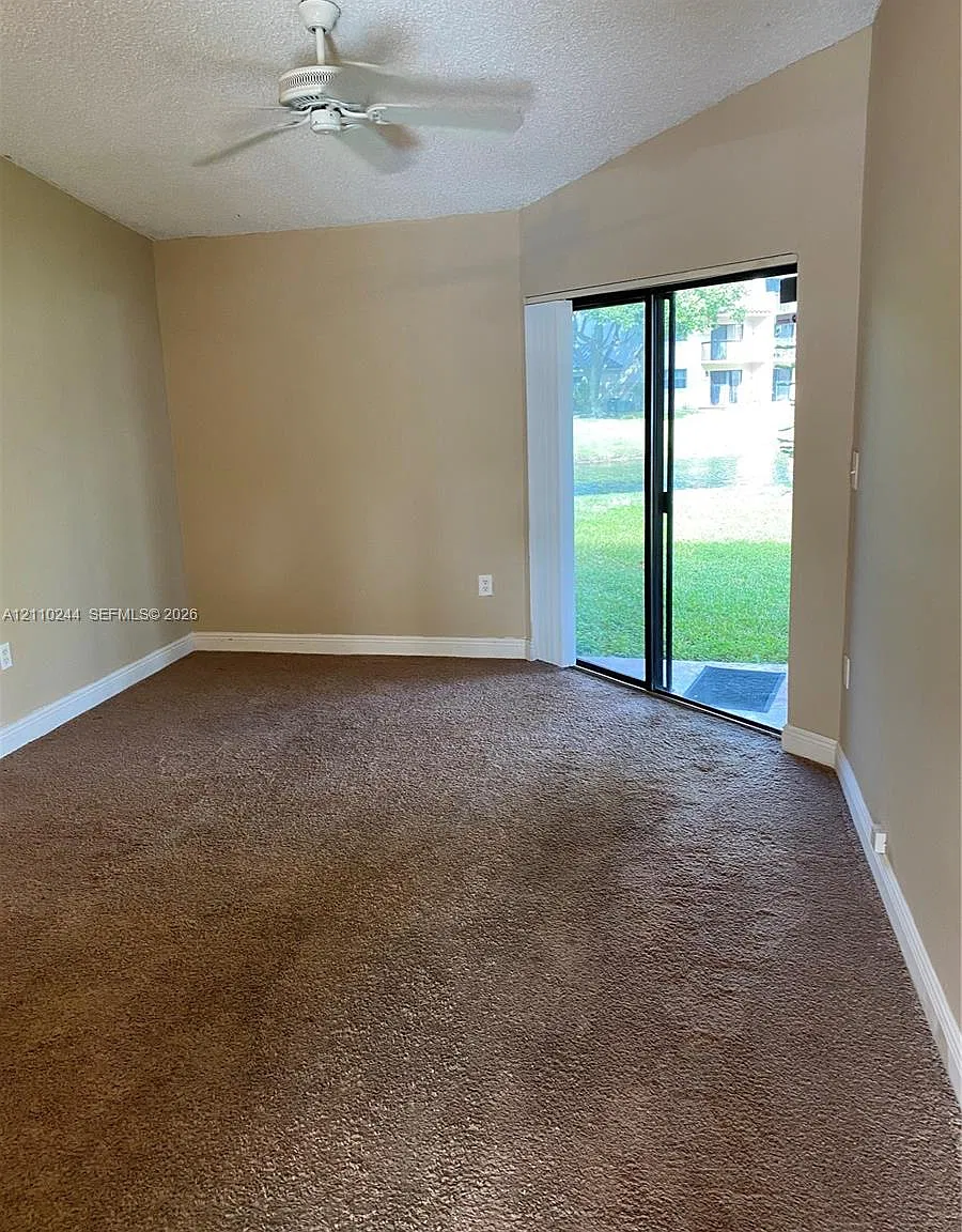 Villas De Venezia Condo — Photo 4