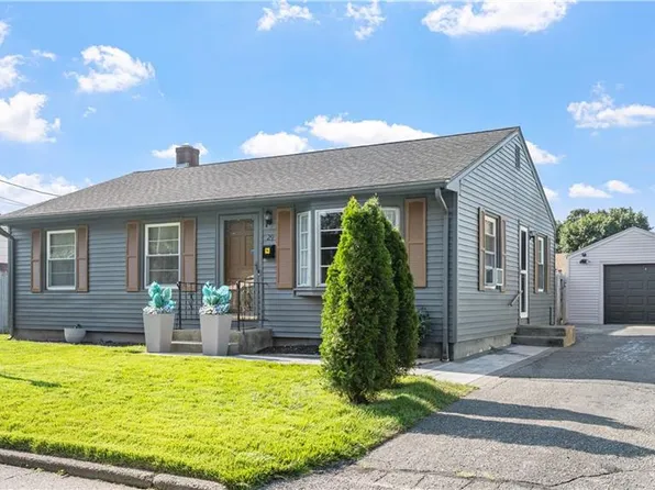 29 Anama Ave E, Rumford, RI 02916