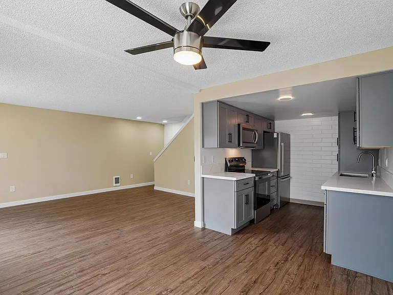 Sunset Highlands Apartments — Photo 41