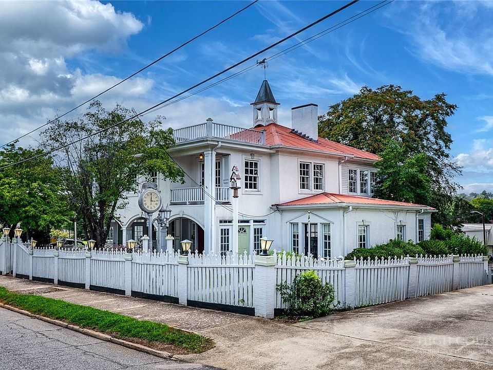 1st image of 1010 SW College Avenue