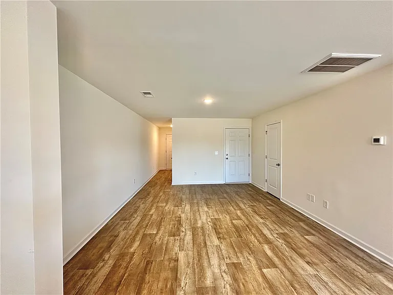 467 Seaborn Cir — Photo 2