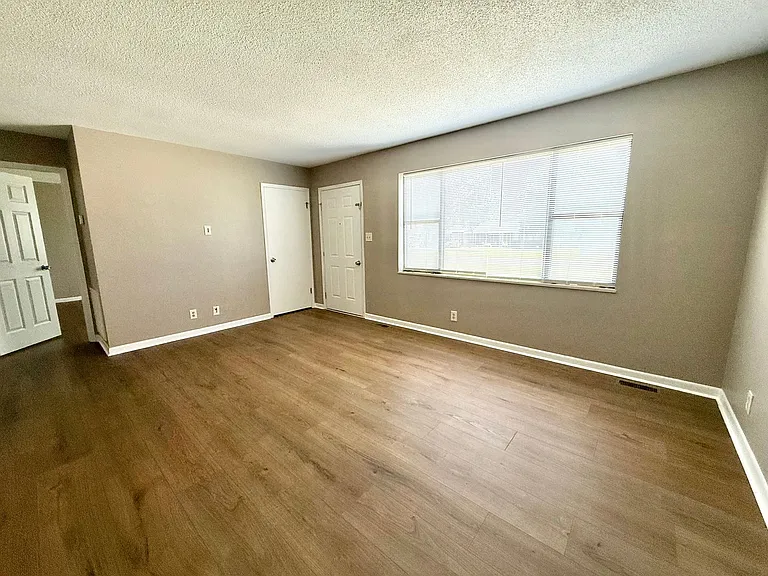 916 Brentwood Dr — Photo 5