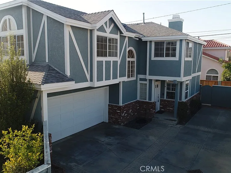 2219 Gates Ave — Photo 1