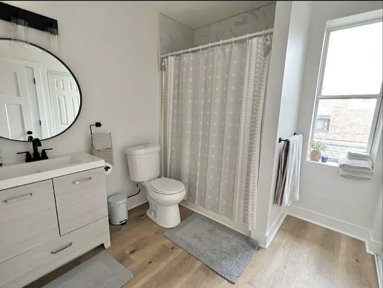 3 bed, 1.0 bath, 1200 sqft, $1,750 — Photo 2