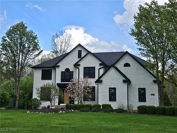 2037 S Meadow Cir, Akron, OH 44333