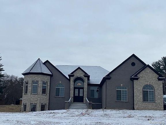 2nd image of 2 Bur Oak Ln